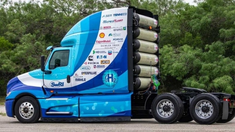 Heavy duty hydrogen truck equipped with multiple high pressure tanks